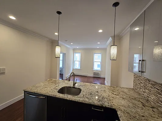 Rented by Remax City Square | media 3