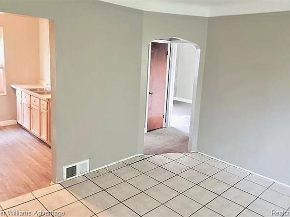 4th image of 12939 Rutherford St