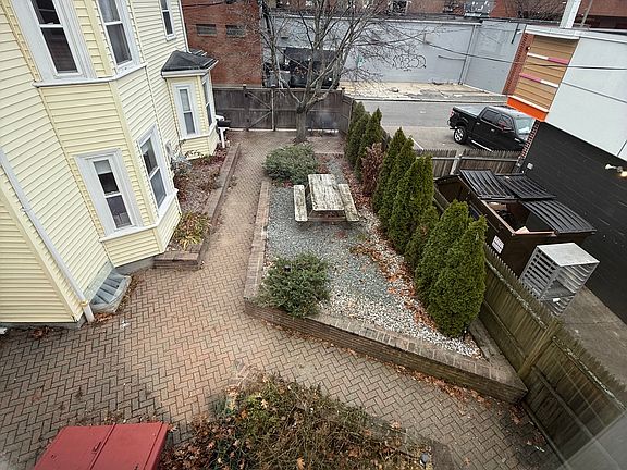 Shared courtyard with 8 Thomas