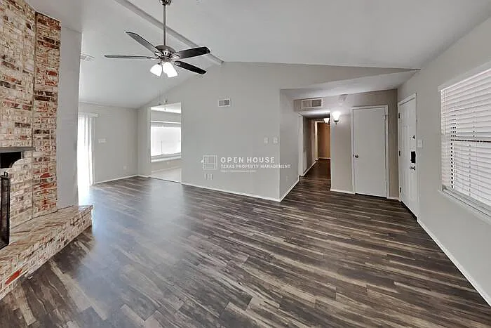 3 bed, 2.0 bath, 1404 sqft, $2,045 — Photo 4