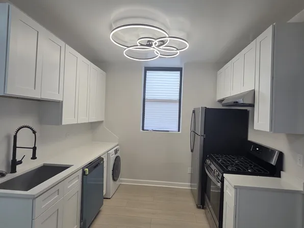 3215 W Cermak Rd, Chicago, IL