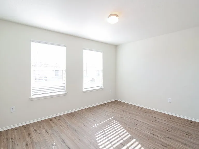 1449 Vernon Dr — Photo 12