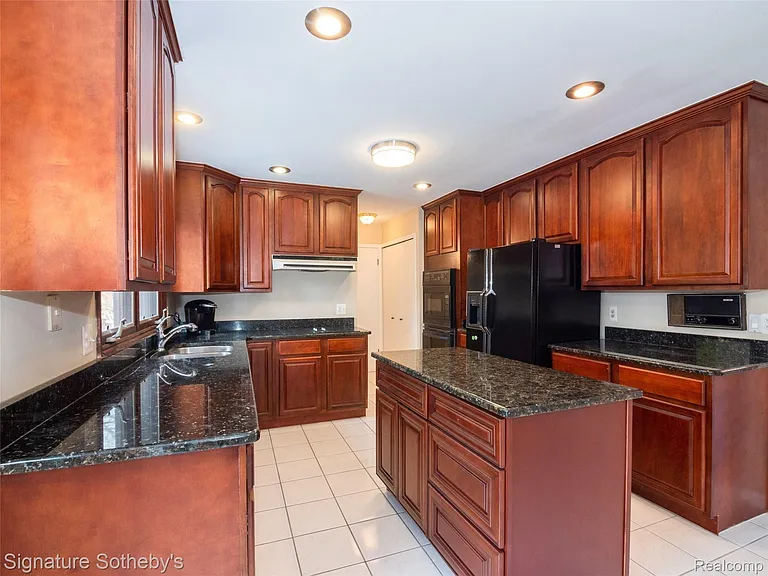 5105 Provincial Dr — Photo 18