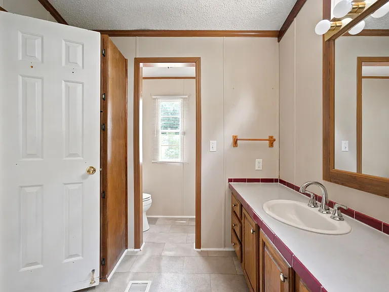 1042 Artic Loop — Photo 16