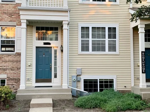 906 Clover Ln, Hampshire, IL 60140