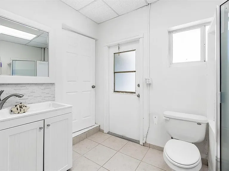 2440 SW 16th St — Photo 23