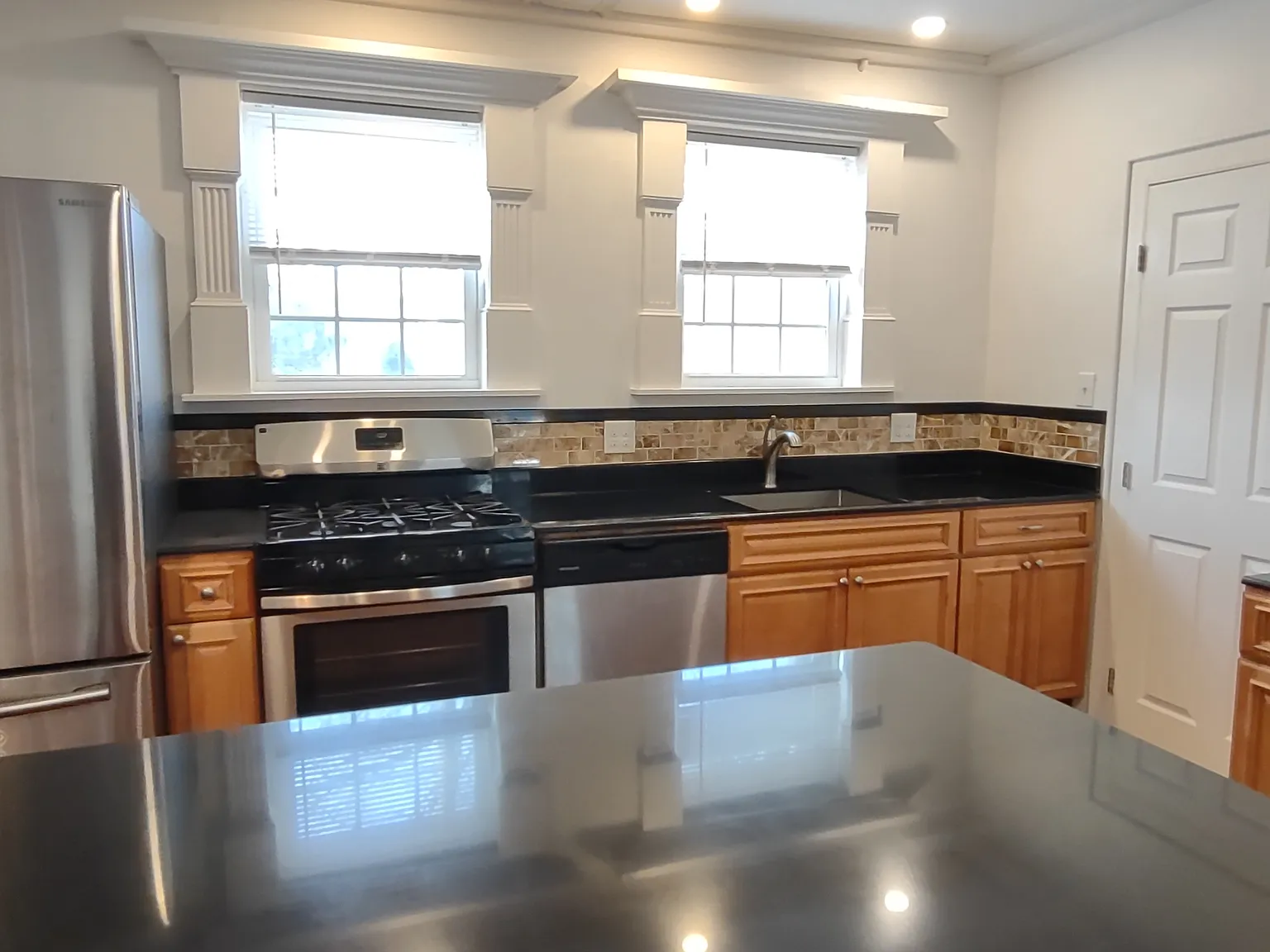3 bed, 1250 sqft, $2,990 — Photo 2