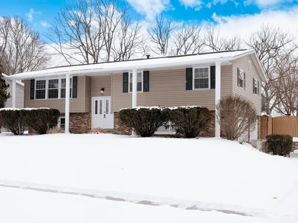 919 Seneca Dr, Crown Point, IN 46307