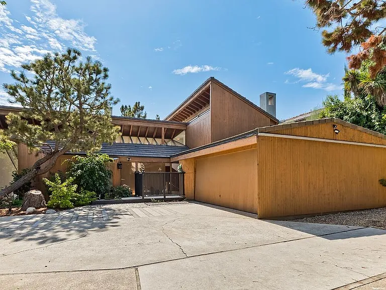 515 N Roxbury Dr — Photo 1