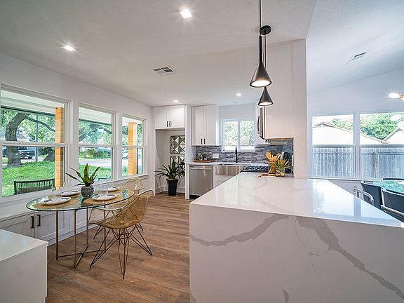5th image of 9722 Meadowheath Dr