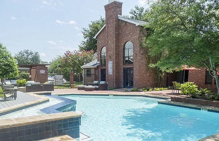 The Versailles Apartments — Photo 3