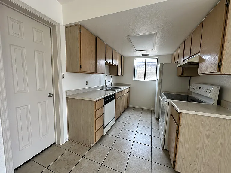 1202 E 11th Pl #B — Photo 4
