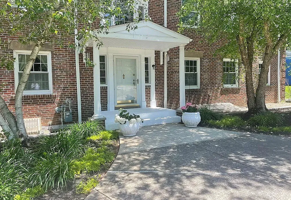 6 bed, 5.5 bath, 7000 sqft, $4,800 — Photo 1