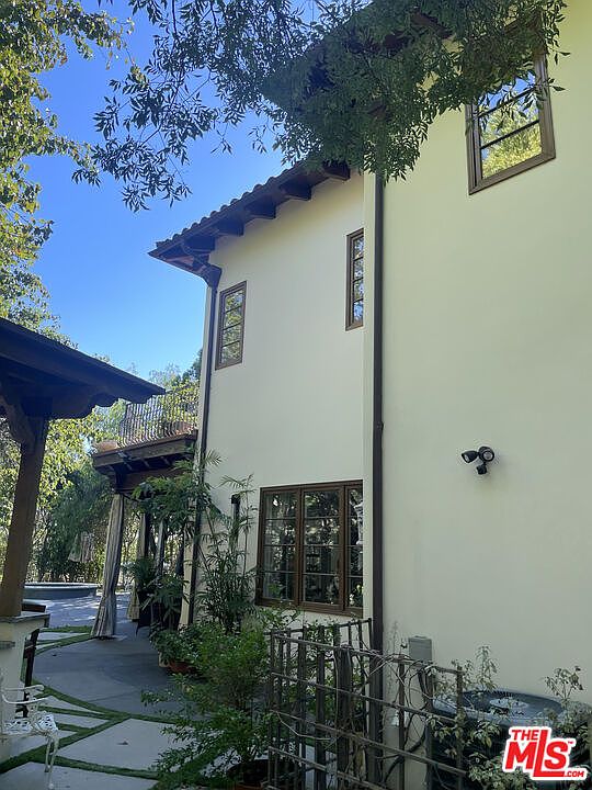 2nd image of 3057 N Beverly Glen Cir