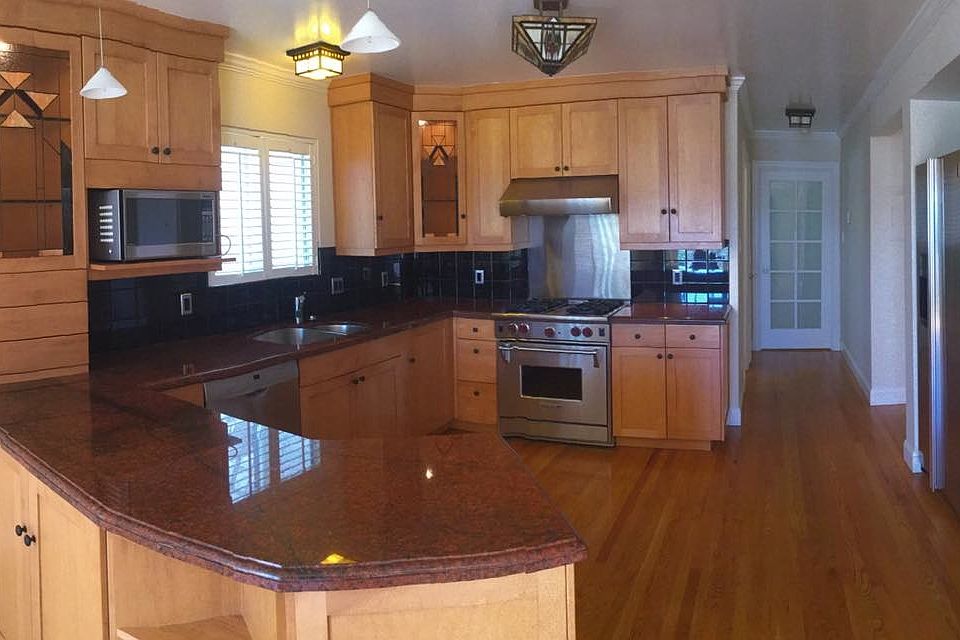 GOURMET KITCHEN