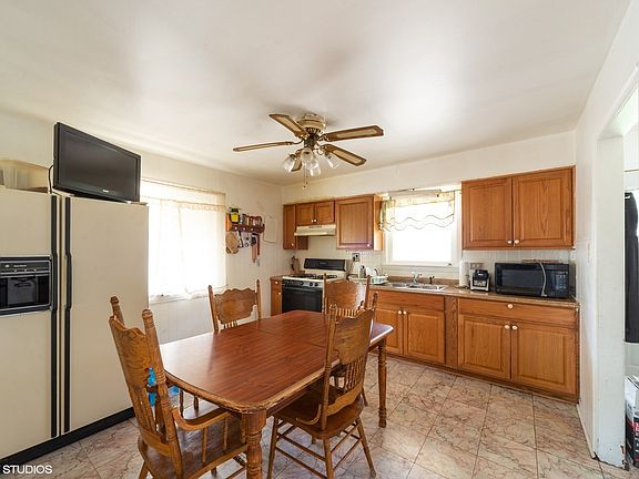 3rd image of 428 Armitage Ave