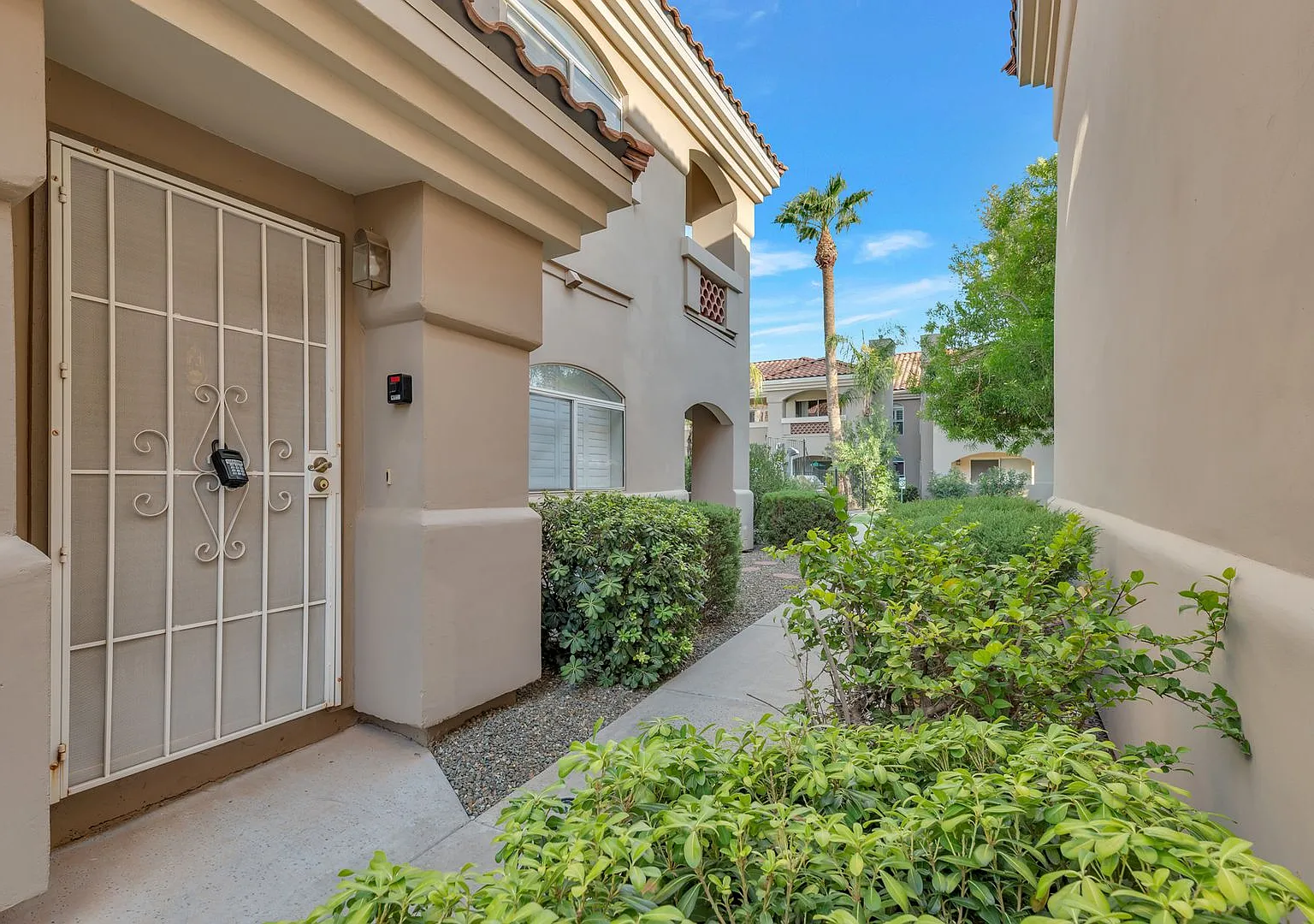 Remodeled and Stunning Furnished McCormick Ranch Condo! — Photo 3