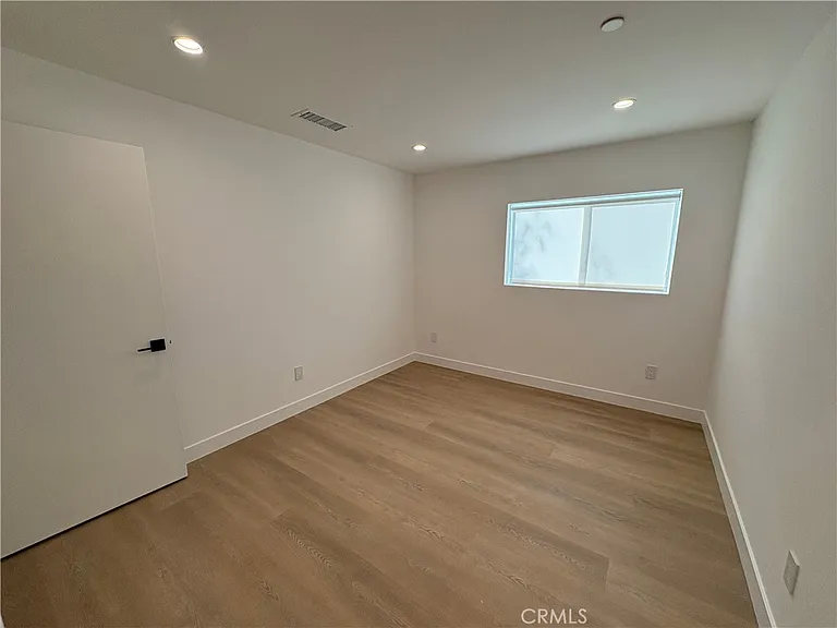 14165 Calvert St — Photo 8