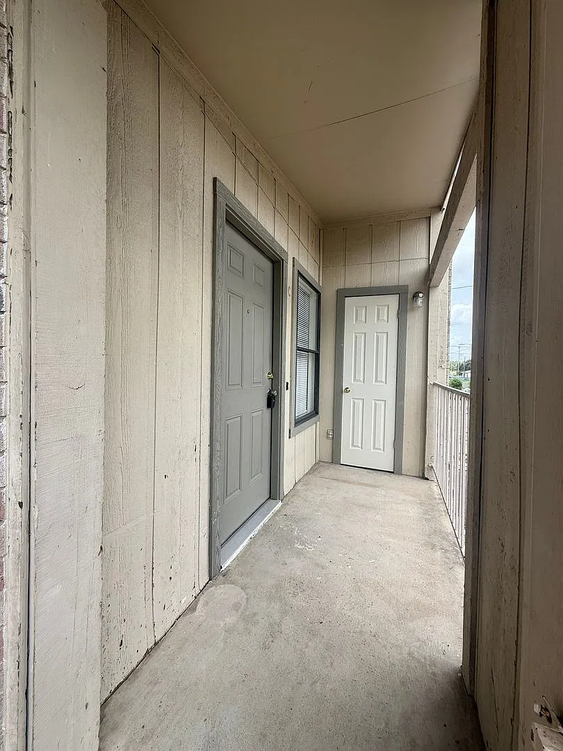 Bezdeka Properties2 (5501 Rose Hill Cir) — Photo 3