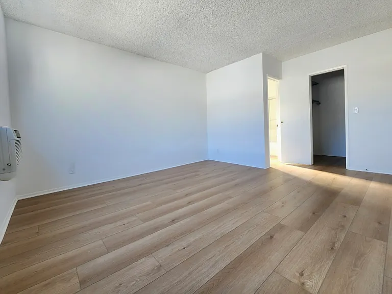 1310 Wellesley Ave — Photo 22