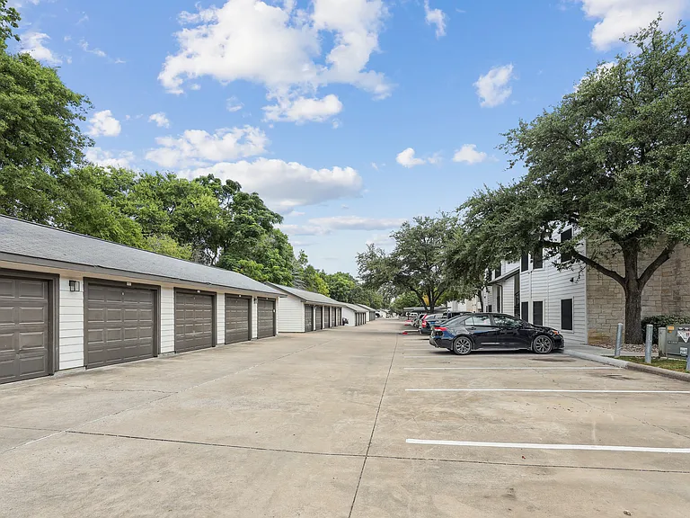SoCo Apartments — Photo 31