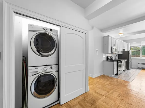 3850 Hudson Manor Terrace image 9 of 32