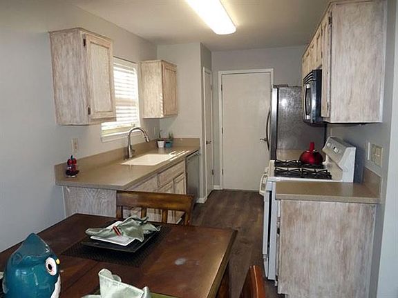 3rd image of 606 Bowling Ct