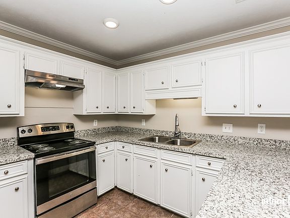3rd image of 933 Mountain Crest Dr