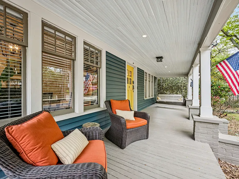 1052 Alta Ave NE — Photo 2