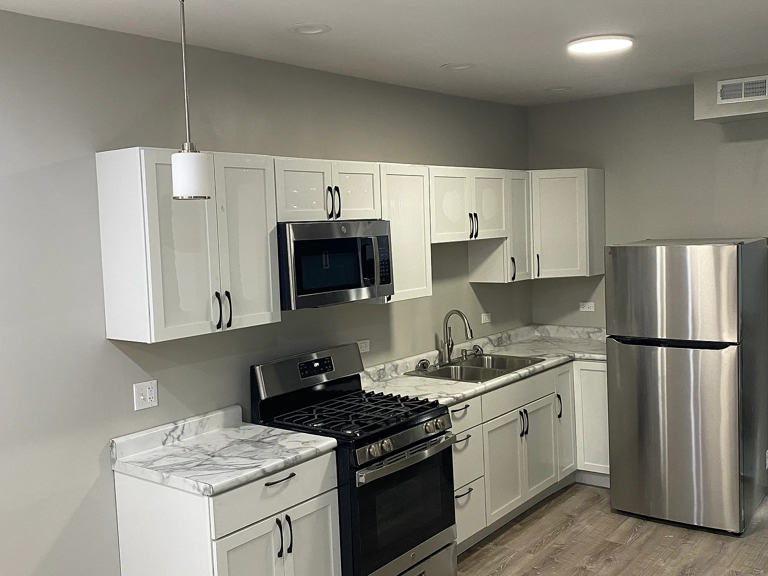 2 bed, 1000 sqft, $1,350 — Photo 3