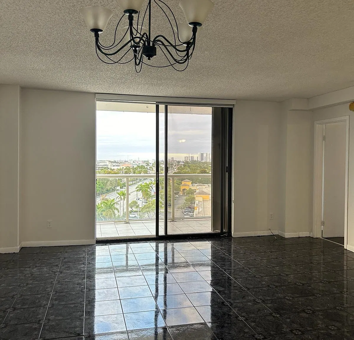 2 bed, 1050 sqft, $2,100 — Photo 4