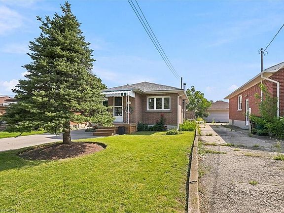3rd image of 472 Highland Rd E
