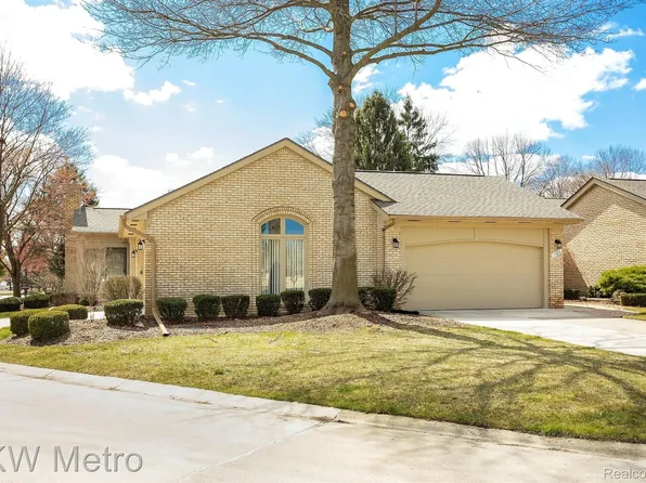 17663 E Kirkwood Dr, Clinton Township, MI 48038