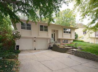 221 Redbud Ln, Council Bluffs, IA 51503