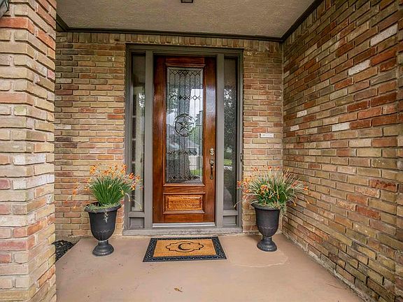 Freshly painted, clean and welcoming... come on in!