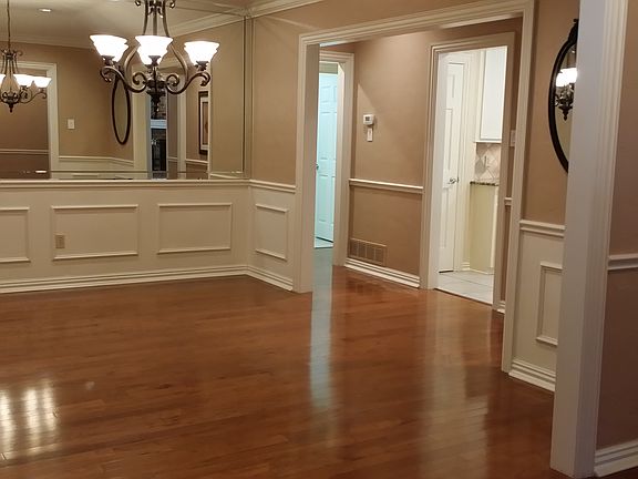 4th image of 3328 Thorntree Ct