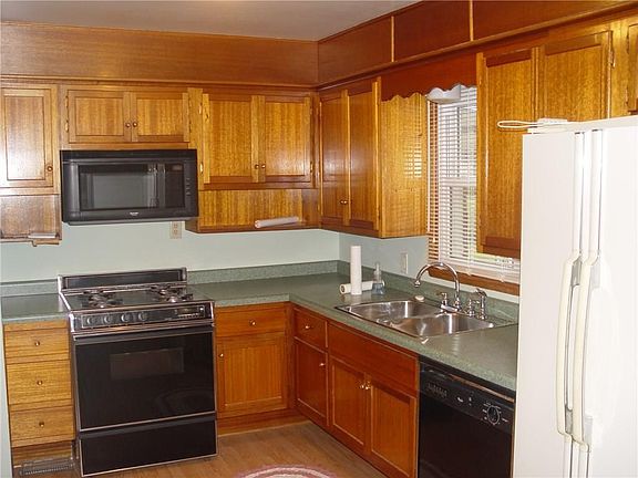 4th image of 31 E Beechwood Ln