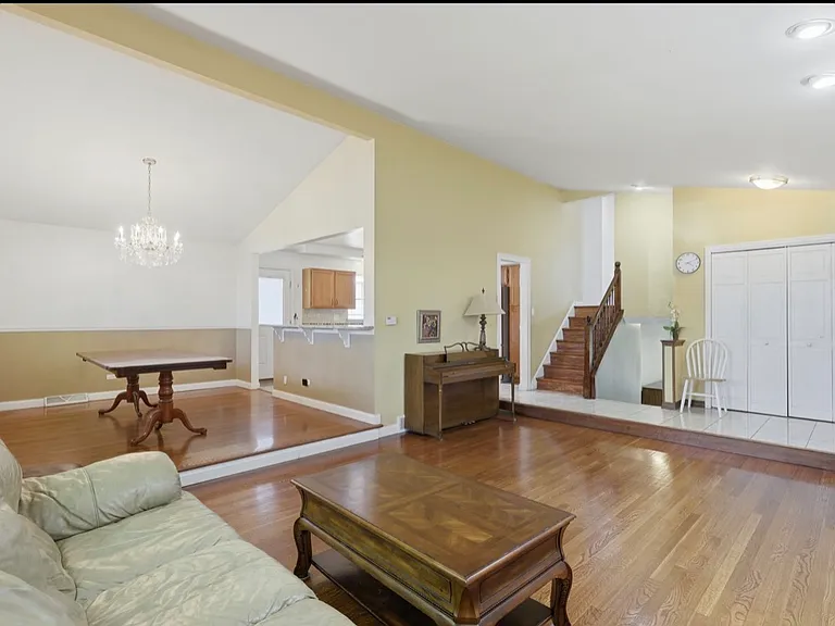 613 Leamington Ave — Photo 2