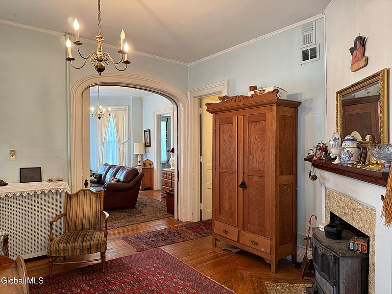 4th image of 822 Union Street