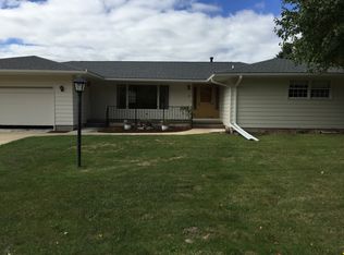 2065 Sunland Dr SE, Cedar Rapids, IA 52403