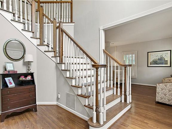 4th image of 977 Marbury Ct SW