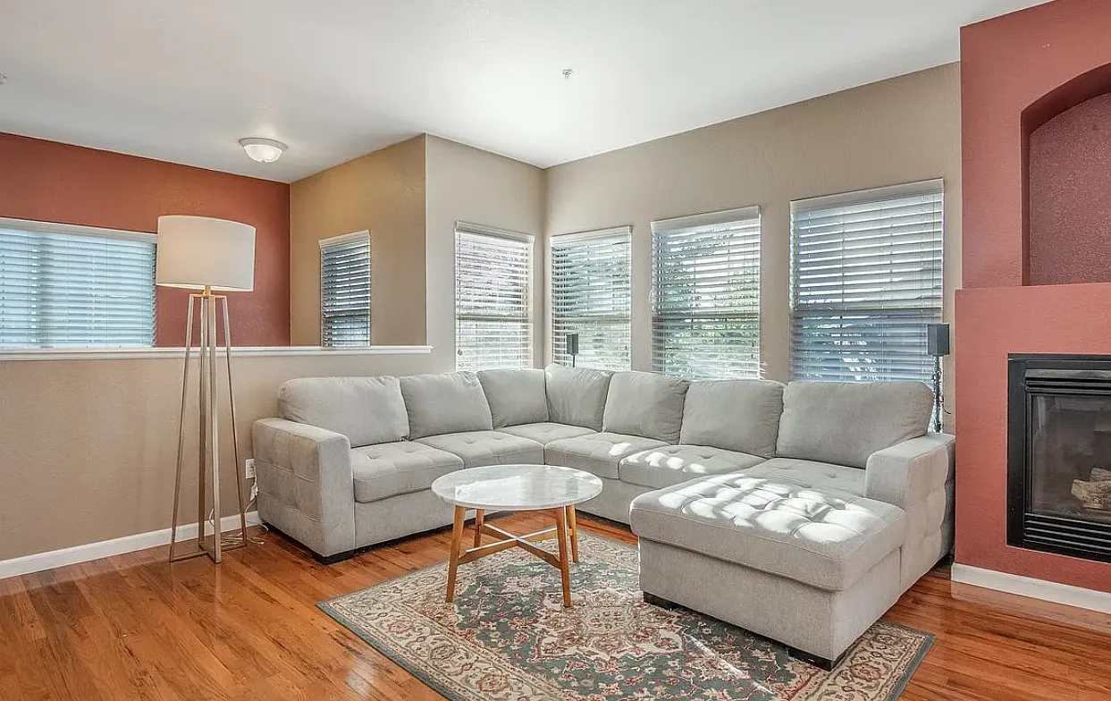 3 bed, 2302 sqft, $2,750 — Photo 3