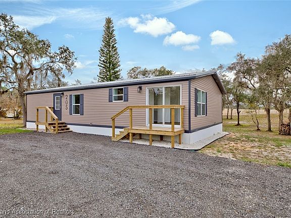 3rd image of 205 Oakwood Ln
