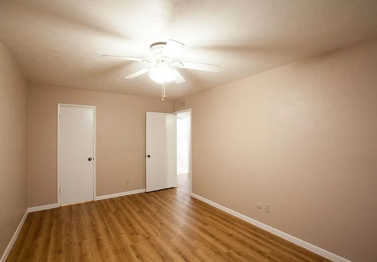 921 Mossvine Dr — Photo 36
