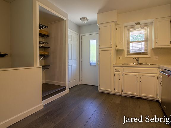 3rd image of 7527 Pinegrove Dr