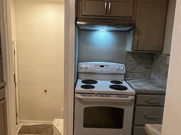 4th image of 15709 Carlisle St