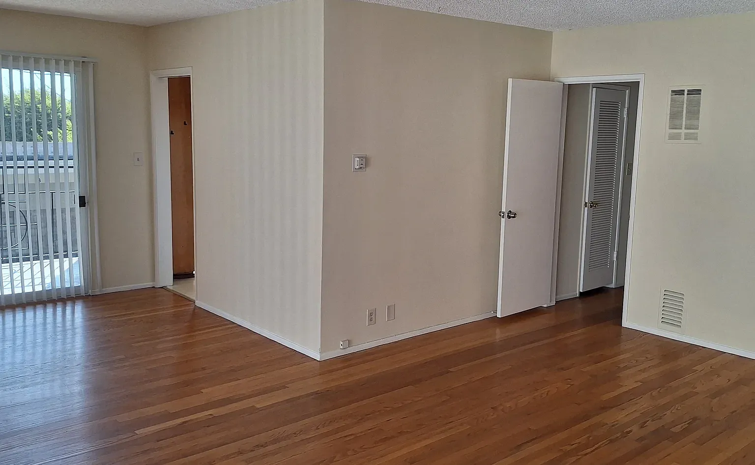 2 bed, 1000 sqft, $2,295 — Photo 4