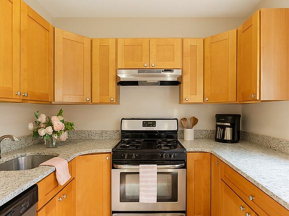 5th image of 86 Egmont St #1