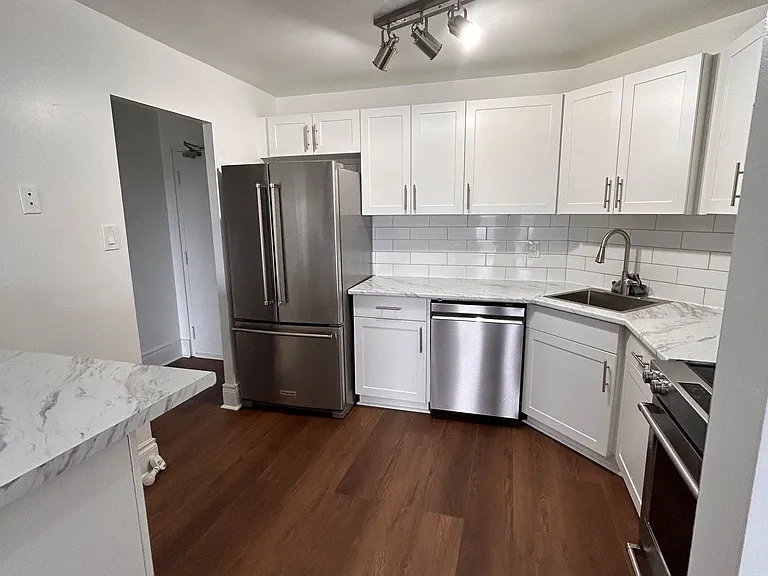 858 Commissioners Rd E #906 — Photo 3