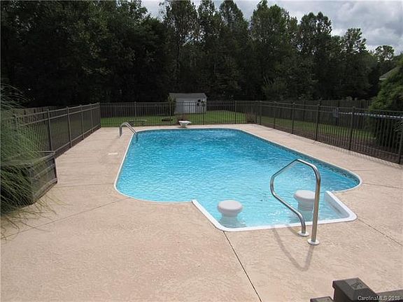 3rd image of 206 Misty Arbor Ln